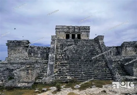  El Castillo - Arkeologisen ihmeen symboliikkaa ja myyttisten tarinoiden vangitseminen!